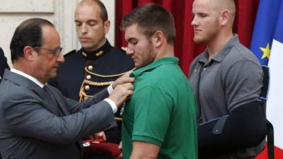 Uno de los militares estadounidenses recibe un reconocimiento por parte de Hollande.