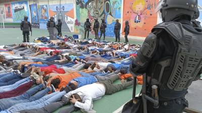 El director del penal, que hace dos semanas fue escenario de una masacre entre presos que se disputan el control del narcotráfico, fue abatido este jueves en Quito.