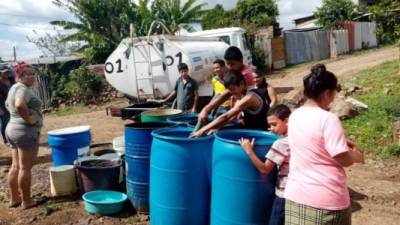 Muchas personas no tienen acceso al agua potable en sus casas, por lo que reciben ayuda del Gobierno con cisternas que les llevan el vital líquido. Fotografía de archivo.