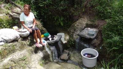 Los pobladores buscan alternativas para poder abastecerse de agua para los quehaceres.
