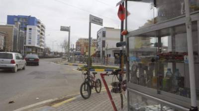 Vista de la calle con el nombre del presidente estadounidense, Donald Trump, en una de las ciudades más pobres de Albania, Kamza, situada al noroeste de Tirana. EFE