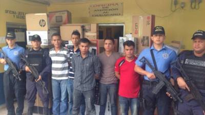 Los cinco detenidos son custodiados por agentes de la Policía Nacional de Honduras.