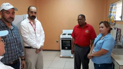 Nichols (de camisa roja) se reunió con los responsables del CDA en San Pedro Sula.