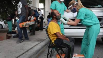 Un equipo de médicos realiza test de coronavirus a las personas sin hogar en Miami./AFP