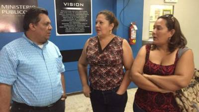 Las madres de familia llegaron hoy al Ministerio Público de San Pedro Sula, acá junto al vocero Elvis Guzmán.