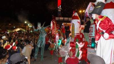 Centenares participan en la inauguración de la fiesta.