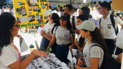 Academia. La primera Expobecas 2018 reunió a cientos de jóvenes que buscaban una oportunidad de formación en el exterior.