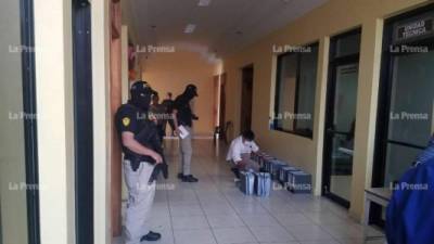 Los empleados municipales fueron sorprendidos con la de los agentes a lo interno de cada una de las oficinas administrativas.