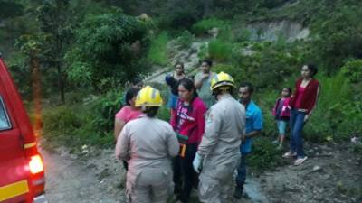 Momentos en los que la joven Nelly Pérez era auxiliada por elementos del Cuerpo de Bomberos.