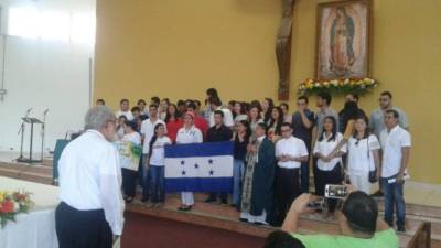 Monseñor Rómulo Emiliani oró por la delegación sampedrana en la parroquia Guadalupe.