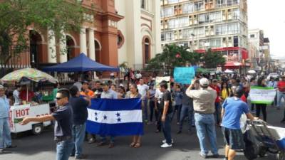 Protesta en la tercera avenida de San Pedro Sula, frente al Parque Central y la Catedral sampedrana.