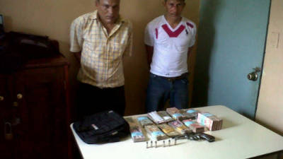 Los dos individuos fueron presentados tras ser detenidos en Cuyamel.