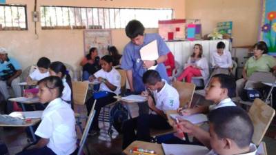 El voluntario Tomohiro Aoki supervisa a uno de los alumnos.