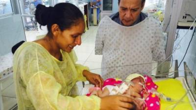 La madre de las siamesas, Jackeline Quiroz, recibió ayer el alta. Los bebés continuarán hospitalizados.