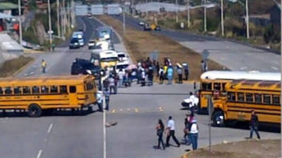 Los pobladores mantienen tomada la carretera que conduce de Tegucigalpa hacia el Norte de Honduras.