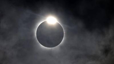 El efecto del anillo de diamantes se ve cuando la luna eclipsa al sol el 8 de abril de 2024 en Fort Worth, Texas. Millones de personas han acudido en masa a áreas de América del Norte que se encuentran en el “camino de la totalidad” para experimentar un eclipse solar total. Durante el evento, la luna pasará entre el sol y la Tierra, pareciendo bloquear el sol.