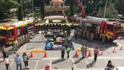 El equipo bomberil que fue asignado a San Pedro Sula fue expuesto en el parque central de San Pedro Sula.