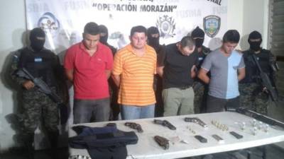 Los detenidos José Edgardo Alarcón Hernández (20), Selvin Guzmán Sabillón (24) y Kelvin Alejandro Delcid Oliva (34) fueron enviados a los juzgados junto con lo decomisado.