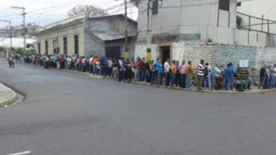 Larga fila para hacer el reclamo de las placas.