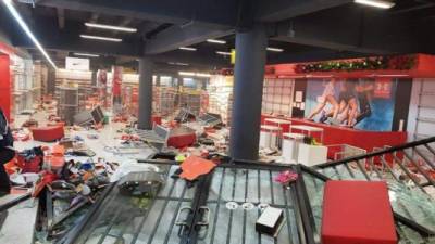 La tienda Sportline de San Pedro Sula una vez más fue saqueada por los manifestantes.