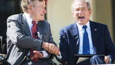 El expresidente Bush junto a su hijo George, también exmandatario de los Estados Unidos.