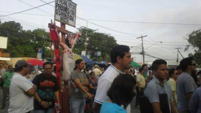 Miles de indignados llenaron por completo la trocha del bulevar del norte en San Pedro Sula. FOTOS: Jorge Gonzales