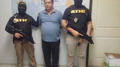 A Víctor René Aguirre Paz se le acusa por los delitos de fraude, violación de los deberes de los funcionarios y 75 delitos de falsificación de documentos.
