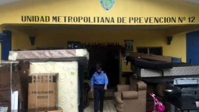 Las autoridades policiales ejecutaron operativos ayer en Villanueva y San Pedro Sula adonde decomisaron una gran cantidad de artículos que se robaron en los saqueos a centros comerciales.