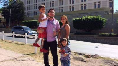 Marlon Yasir con sus familiares cuando salió de la embajada de Estados Unidos.