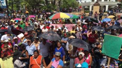 Protesta realizada por un grupo de personas aglutinadas en patronatos exigiendo la pronta titulación de sus tierras.