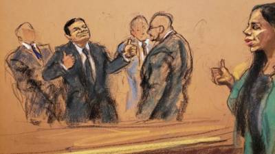Reproducción fotográfica de un dibujo realizado por la artista Jane Rosenberg donde aparece el narcotraficante mexicano Joaquín 'el Chapo' Guzmán saludando a su esposa Emma Coronel (d), mientras es escoltado tras oír el veredicto en su contra.