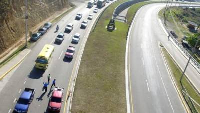 La Policía de Tránsito dirigió caravanas para evitar que conductores rebasaran sin precaución, especialmente en carreteras de doble vía. Desde temprano comenzó el regreso a casa.