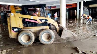 Maquinaria pesada, cuadrillas de limpieza y personal trabajando a toda hora se observa en el aeropuerto Ramón Villeda Morales.