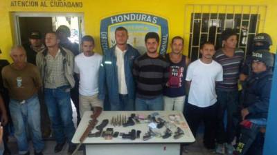 Los supuestos miembros de la banda Los Linares fueron presentados a los medios por la Policía de Honduras.
