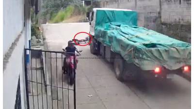 Video: Motociclista se salva de morir aplastado en Lempira