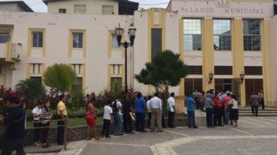 Largas filas se formaron desde temprano afuera de la alcaldía.