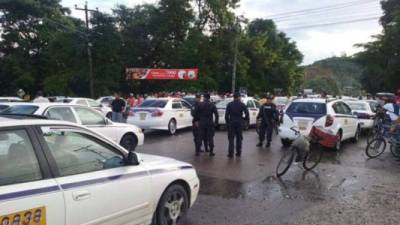 Protesta de taxistas en horas de la mañana en La Ceiba, Atlántida.