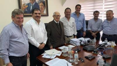 Grupo de empresarios reunidos con el galardonado en su oficina, en Santa Rosa de Copán.