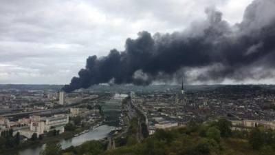 Una planta química situada en las afueras de la ciudad francesa de Ruán (noroeste) sufrió un espectacular incendio. EFE