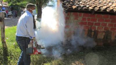 La fumigación es una de las alternativas para acabar con los criaderos de zancudos.