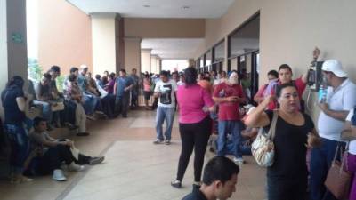 En las afueras de las oficinas del Instituto de la Propiedad se registran largas filas.