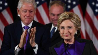 Clinton se sumó a las críticas contra Trump por el veto migratorio impuesto a los musulmanes.