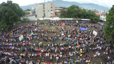 Miles llegan masivamente al predio que está atrás de Banco Nacional de Desarrollo Agrícola (Banadesa) en el centro de San Pedro Sula. Foto Drone: Franklyn Muñoz.