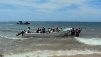 Los 13 turistas se internaron en el mar y cuando realizaban el recorrido el motor de la lancha se cayó, por lo que quedaron a la deriva.