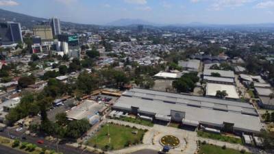 Bukele ordenó convertir este centro de convenciones en el hospital más grande de América Latina./AFP.