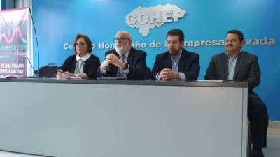 María Cristina Handal, Robert Vinelli, José Luis Rivera y Rafael Medina en la conferencia.