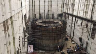 Técnicos e ingenieros de la compañía china Sinohydro y de la Enee comenzaron la instalación del primer generador.