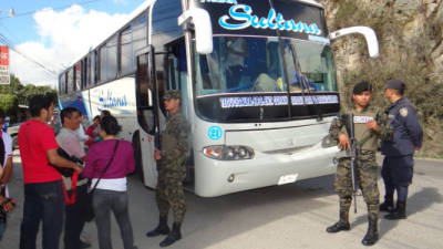 Los militares custodiaban el bus después del hecho criminal.