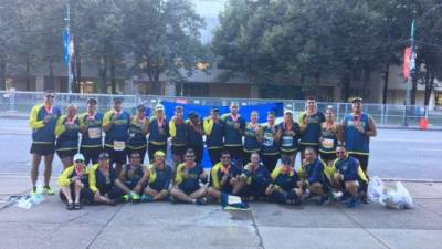 Los corredores de Tuztes se toman una foto para el recuerdo antes de la Maratón de Chicago.