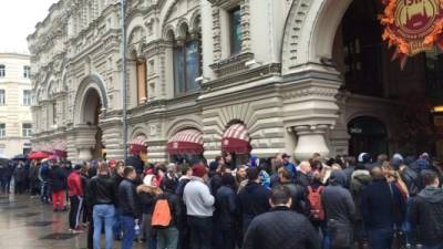Compradores rusos hacen largas filas frente a un comercio de Moscú que vende el iPhone 7.
